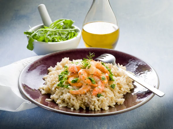 Karides ve roka pesto ile kahverengi pirinç — Stok fotoğraf