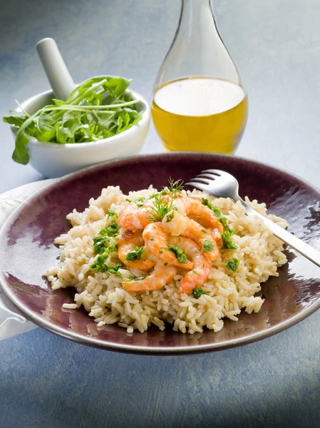 Brązowy ryż z krewetkami i rukolą pesto — Zdjęcie stockowe