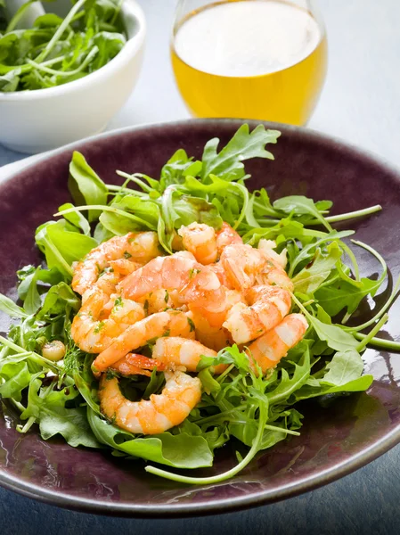 Krevetový salát s rukolou olivovým olejem a balsamikovým octem — Stock fotografie