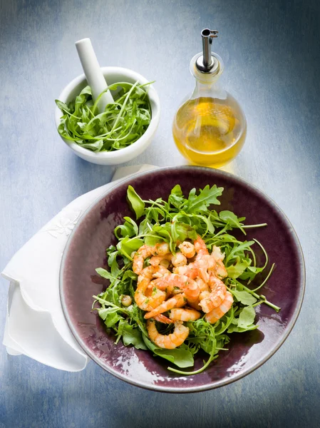Салат из креветок с оливковым маслом руккола и бальзамическим уксусом — стоковое фото
