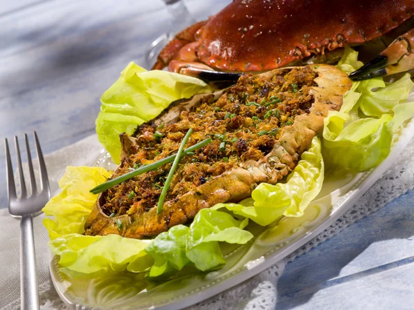 Stuffed crab with green salad — Stock Photo, Image