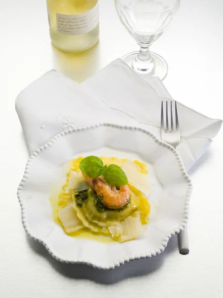 Pesto ravioli with shrimp and parmesan flakes — Stock Photo, Image