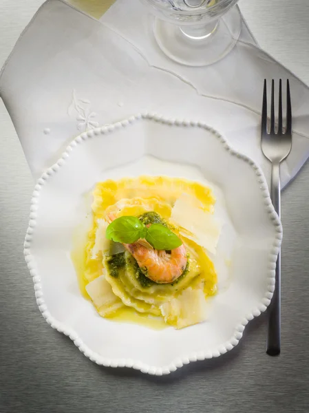 Pesto-Ravioli mit Garnelen und Parmesanflocken — Stockfoto