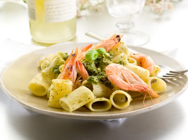 Pasta with shrimp and pesto sauce — Stock Photo, Image