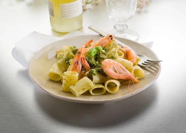 Pasta with shrimp and pesto sauce — Stock Photo, Image