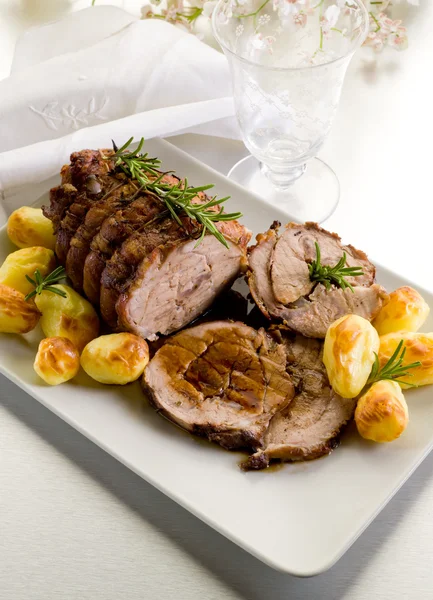 Rostbiff av kalvkött med potatis — Stockfoto
