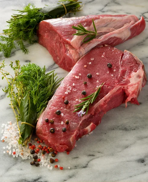 Rå porterhouse och fläskfilé med blandade örter enbär, pe — Stockfoto