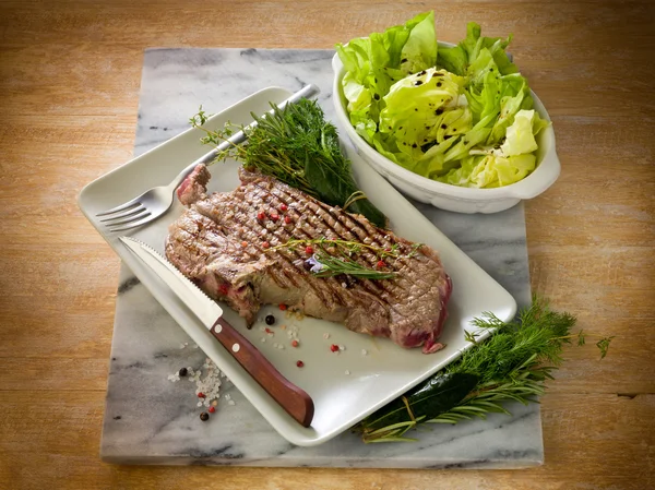 Gegrilltes T-Bone mit grünem Salat — Stockfoto