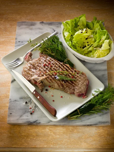 Grillad t-bone med grönsallad — Stockfoto