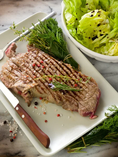 Grilled t-bone with green salad — Stock Photo, Image