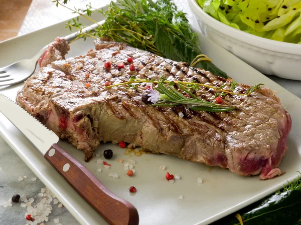 stock image Grilled t-bone with green salad