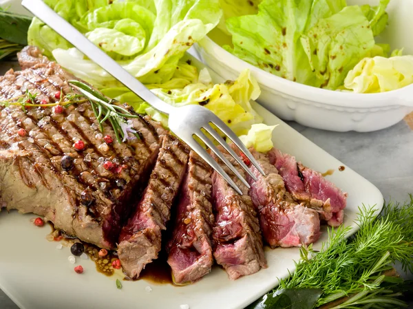 Geschnittenes Steak mit Balsamico-Essig und grünem Salat — Stockfoto