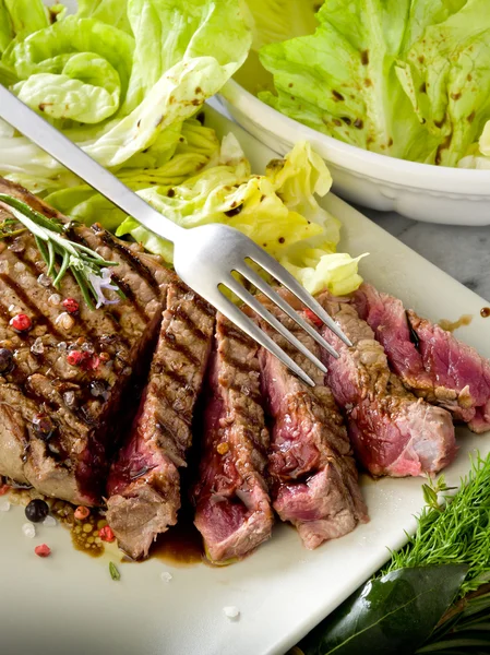 Geschnittenes Steak mit Balsamico-Essig und grünem Salat — Stockfoto
