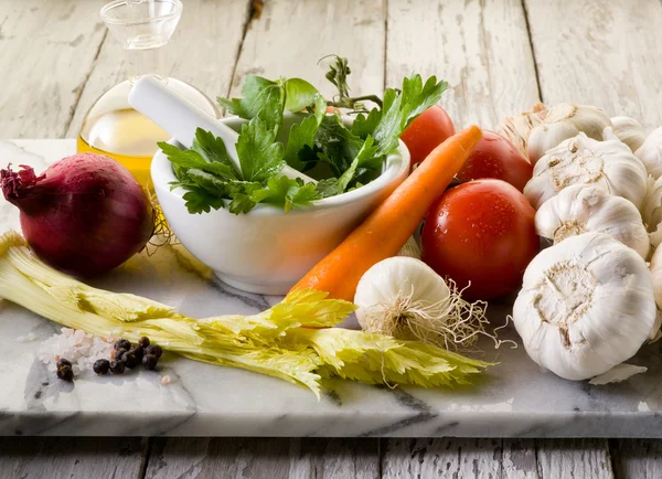 Mix van groenten ingrediënten over marmer — Stockfoto