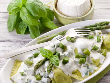 ricotta ve fesleğen garnitür olarak ve krema ile doldurulmuş mantı