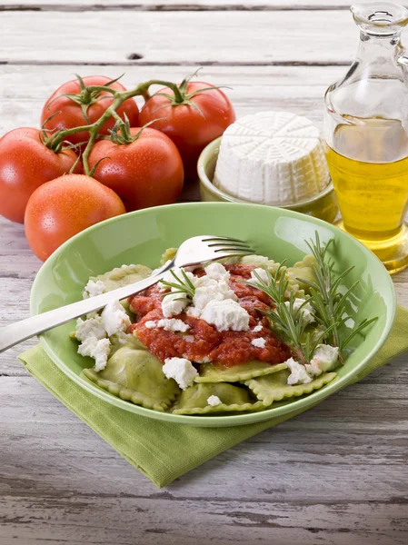 Ravioli gefüllt mit Ricotta und Spinat garniert mit Tomatensau — Stockfoto