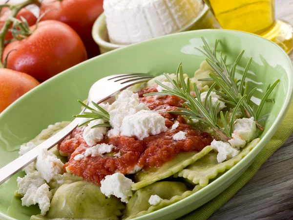 Ravioli stuffed with ricotta and spinach garnish with tomato sau — Stock Photo, Image