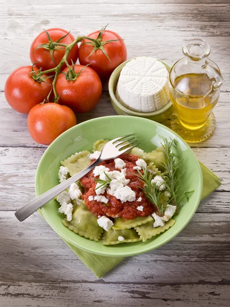 Ravioli recheado com ricota e espinafre enfeite com saú de tomate — Fotografia de Stock