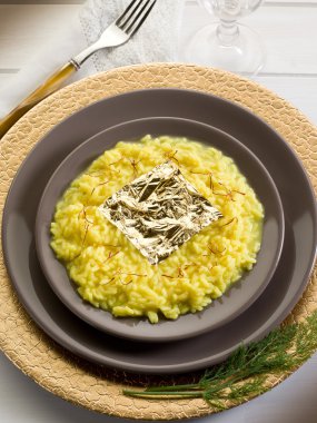 Altın safran risotto