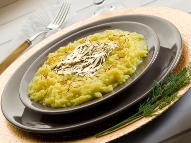 Altın safran risotto