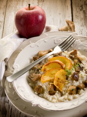 Risotto ile elma ve cep yenilebilir mantar