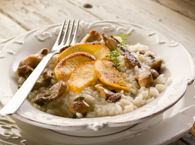 Risotto ile elma ve cep yenilebilir mantar