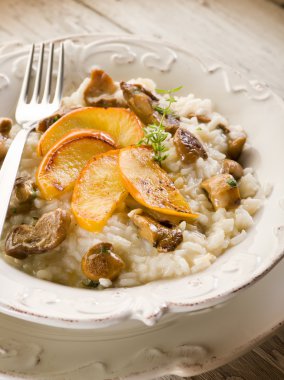 Risotto ile elma ve cep yenilebilir mantar
