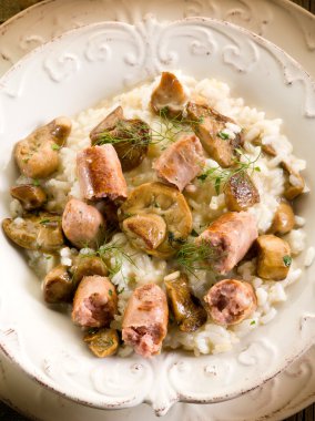 Risotto ile cep yenilebilir mantar ve sosis