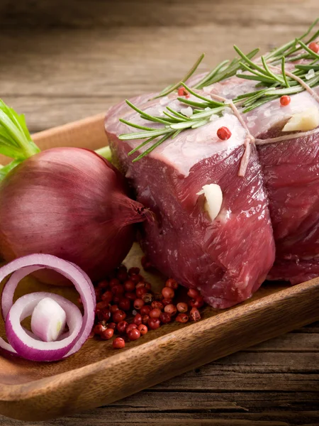 Carne assada com ingredientes prontos para cozinhar — Fotografia de Stock