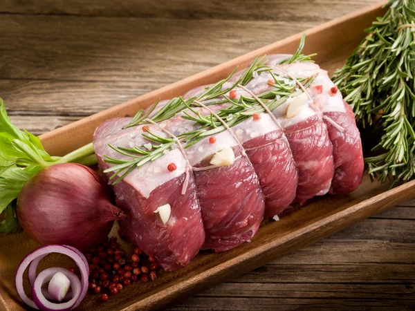 Carne assada com ingredientes prontos para cozinhar — Fotografia de Stock