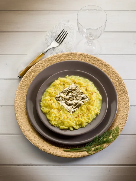 Šafránové rizoto s plátkového zlata — Stock fotografie