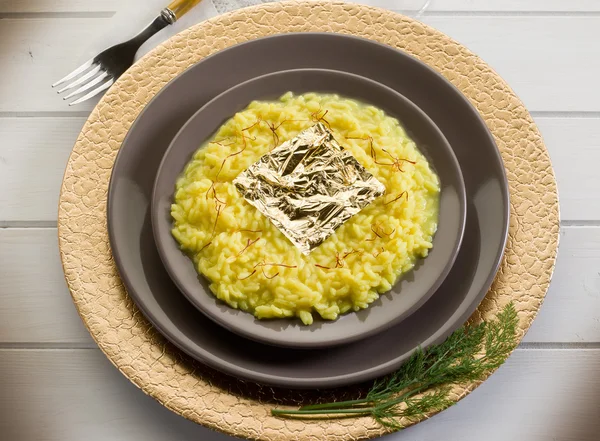 Saffron risotto ze złotem — Zdjęcie stockowe