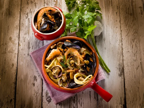 Espaguetis con mariscos y champiñones —  Fotos de Stock