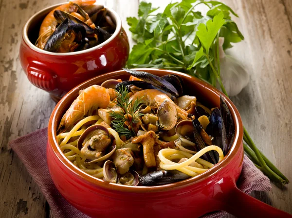 Spaghetti with seafood and mushrooms — Stock Photo, Image