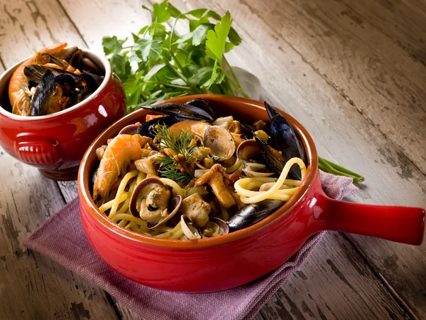 Špagety s mořskými plody a houby — Stock fotografie