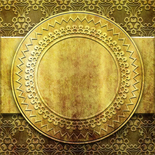 Золота металева тарілка з класичним орнаментом — стокове фото