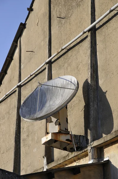 Antenne parabolique très ancienne sur un mur — Photo