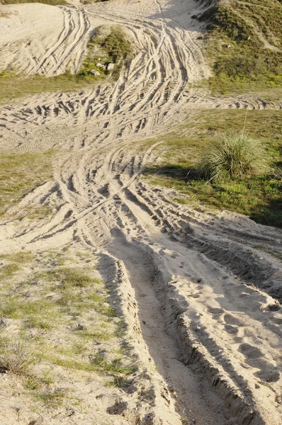 Много следов шин в песчаных дюнах — стоковое фото