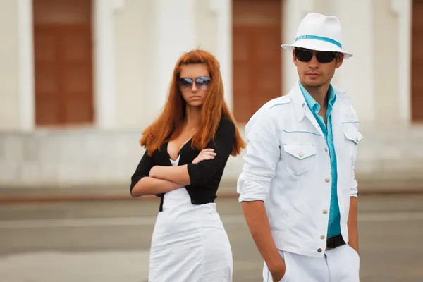 Young couple on a city street — Stock Photo