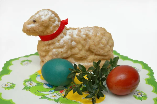 Ovos de Páscoa e cordeiro — Fotografia de Stock