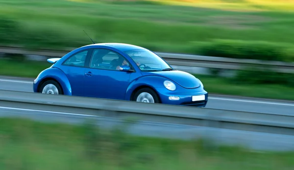 Snelle auto met motion blur — Stockfoto