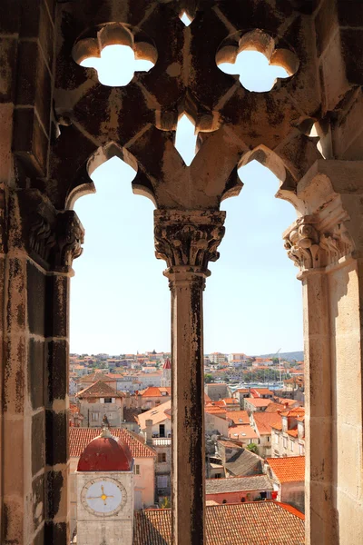 De weergave van trogir vanuit venster van kathedraal toren — Stockfoto