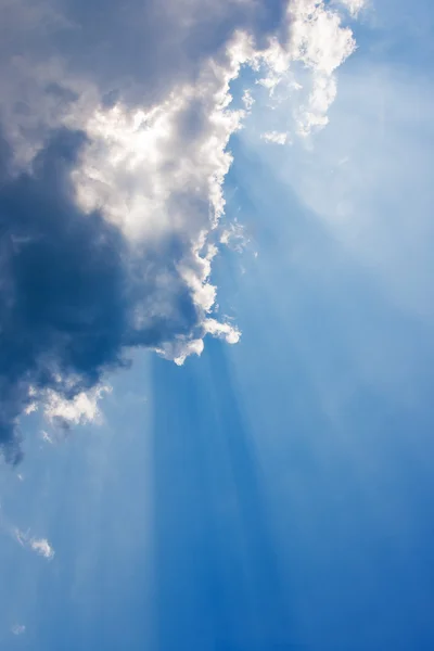 Σύννεφα και έναν μπλε ουρανό με μια ηλιαχτίδα που λάμπει μέσα από. — Φωτογραφία Αρχείου