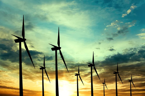 Fazenda de turbinas eólicas ao pôr do sol Fotos De Bancos De Imagens