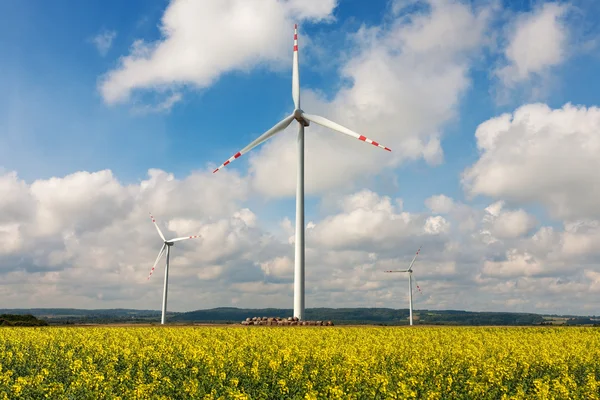 Energie, windturbines gård — Stockfoto