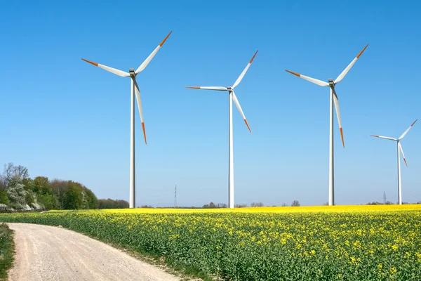 Windkraftanlagen auf dem Feld — Stockfoto