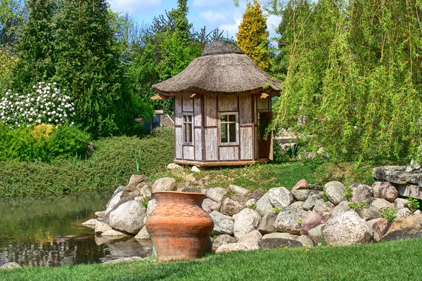 Schöner Garten mit kleinem Pavillon — Stockfoto