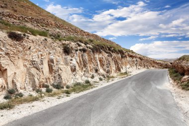 dağ manzarası ile yol ve bulutlu gökyüzü