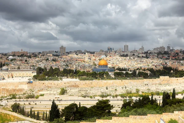 Jeruzalem en stormachtige wolken — Stockfoto