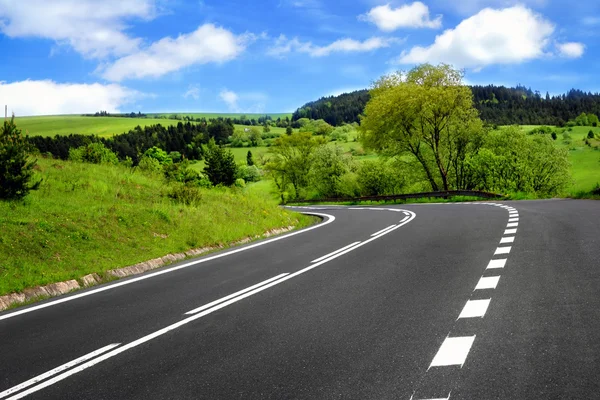 道路和多云的天空 — 图库照片